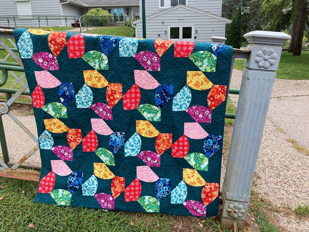Chalk Stars - A Rainbow Modern Quilt Pattern (PDF) - Beginner-friendly curves